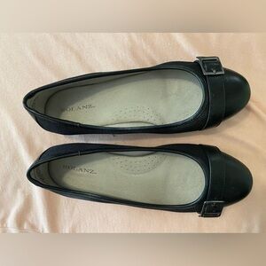 Women’s black flats